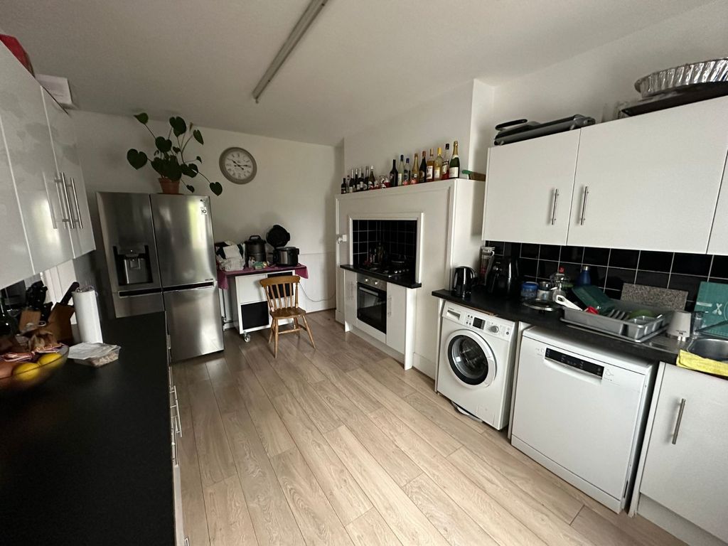 Property photo 3 of 11 Kitchen