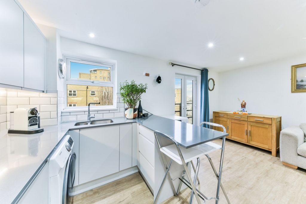 Property photo 3 of 10 Kitchen