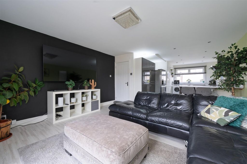 Property photo 3 of 27 62Meldrumcourt014.Jpg