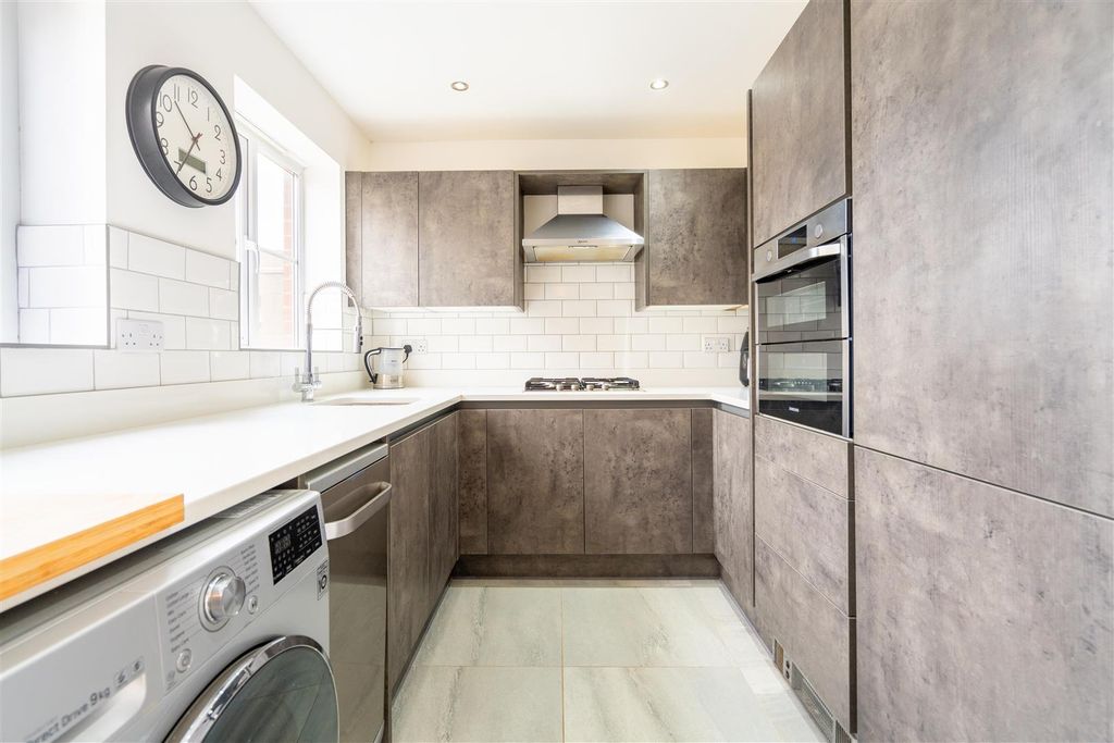 Property photo 2 of 9 Kitchen
