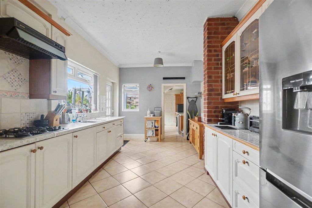 Property photo 3 of 27 Dining Kitchen