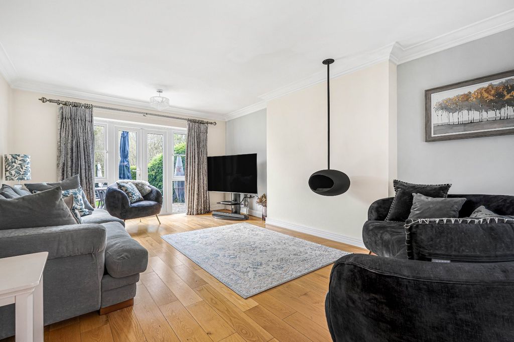 Property photo 2 of 43 Sitting Room