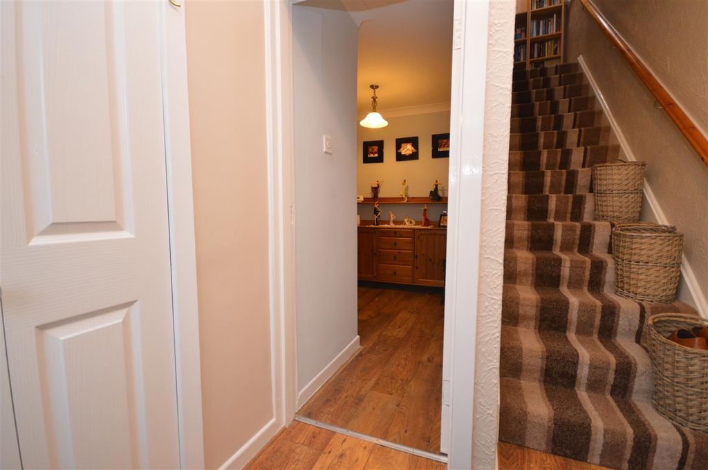 Property photo 2 of 17 Entrance Hall