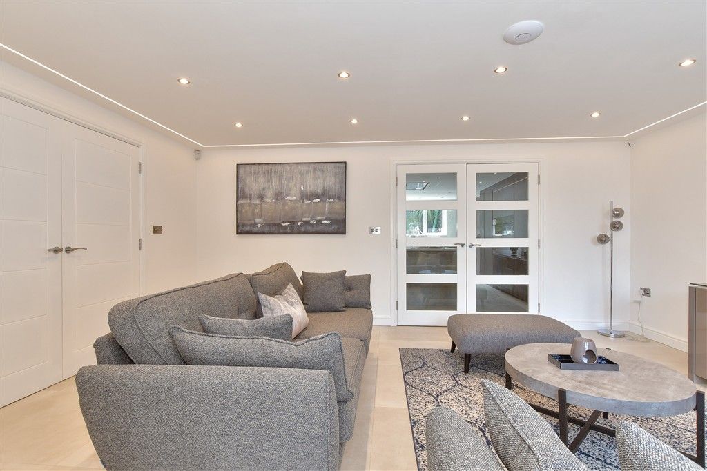 Property photo 1 of 16 Lounge