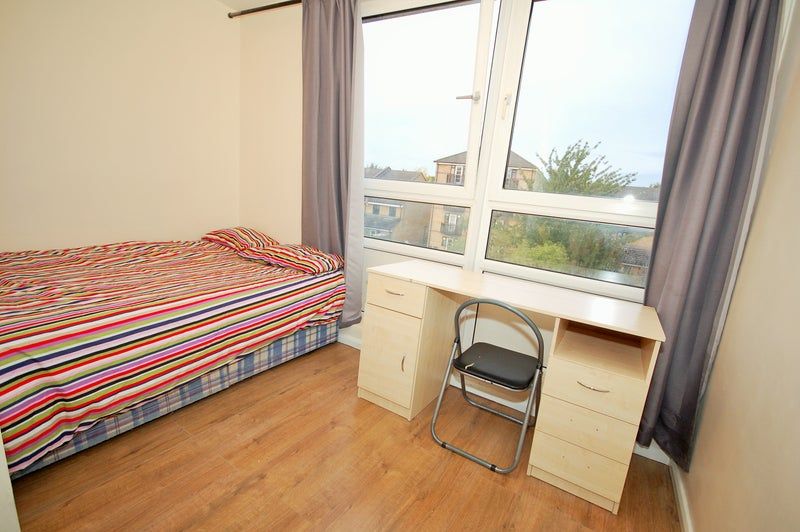 Property photo 1 of 9 Room 4- £800 Available From 11/05/2026