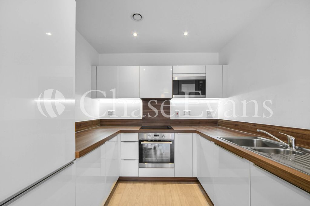 Property photo 3 of 19 Kitchen