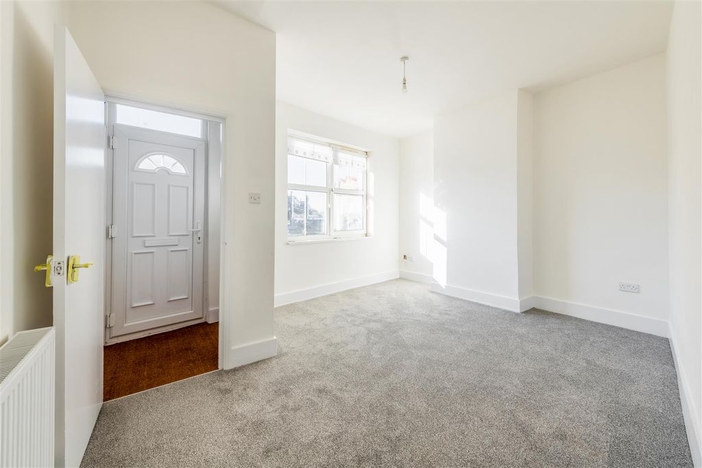 Property photo 2 of 21 17 Victoria Road-6.Jpg