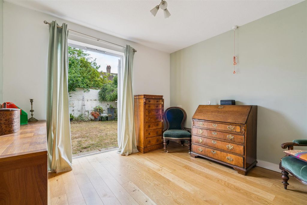 Property photo 2 of 9 16 Old School Close, Sw19 3Hy Bedroom 1.Jpg