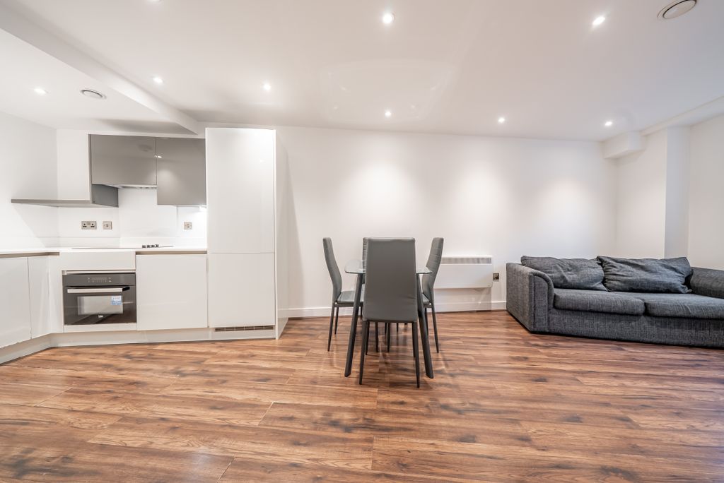 Property photo 3 of 16 Albion House00008