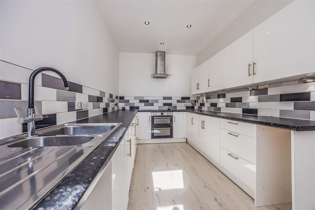 Property photo 2 of 17 270 Powerscourt Road, Fratton-Small-Porticomarketi