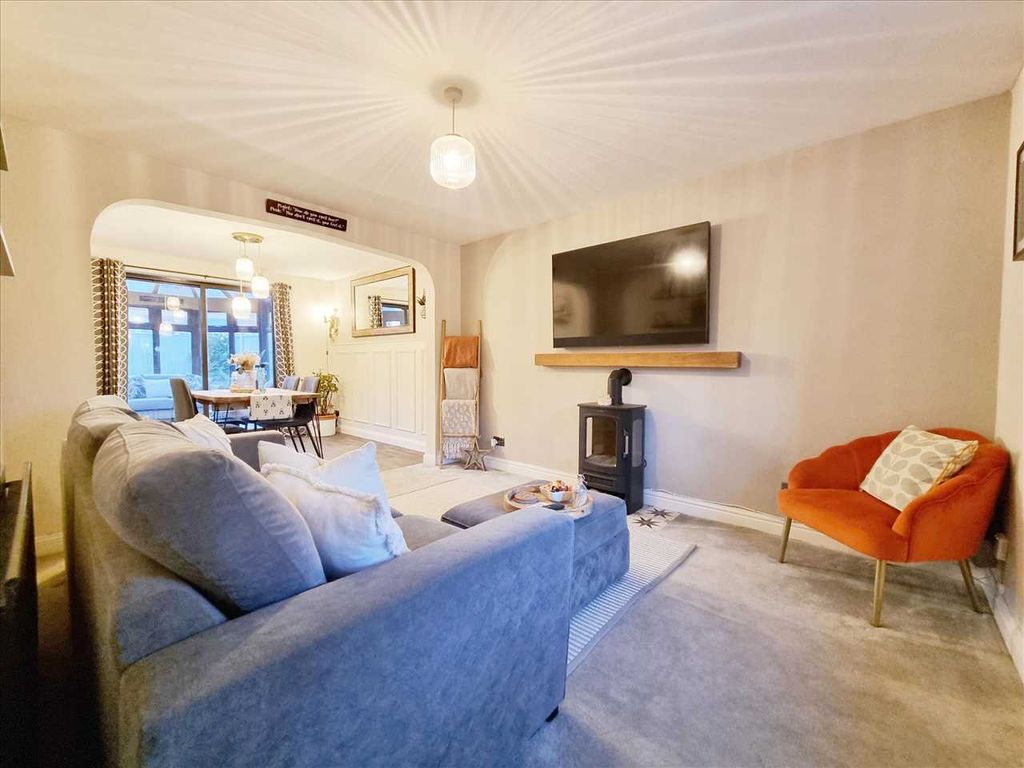 Property photo 2 of 12 Lounge: