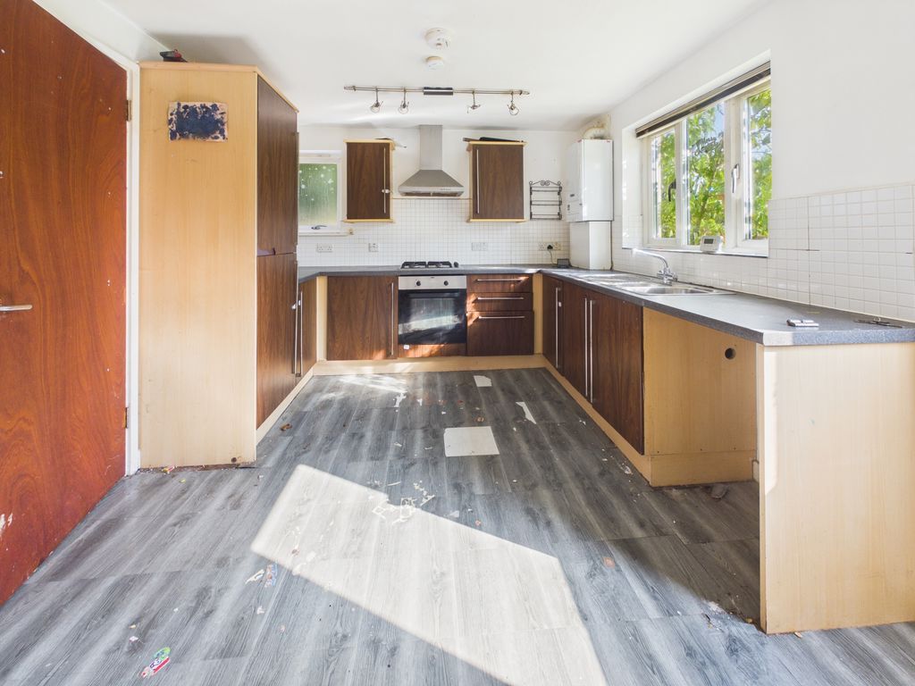 Property photo 2 of 10 Kitchen