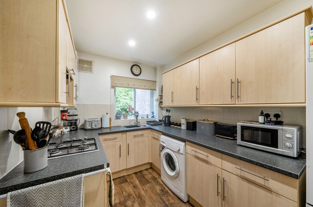 Property photo 3 of 11 Kitchen