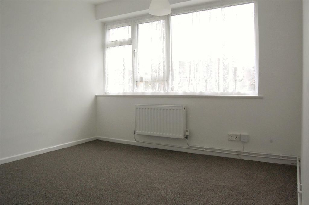 Property photo 3 of 6 Living