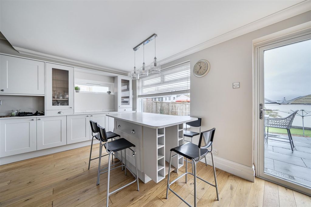 Property photo 2 of 18 Kitchen