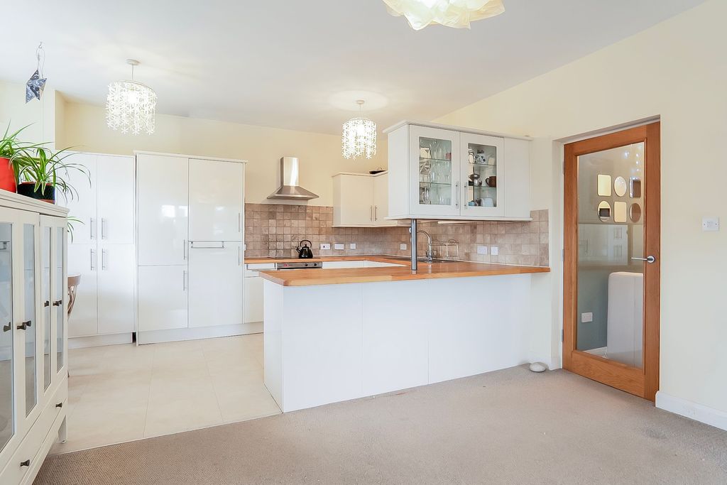 Property photo 2 of 31