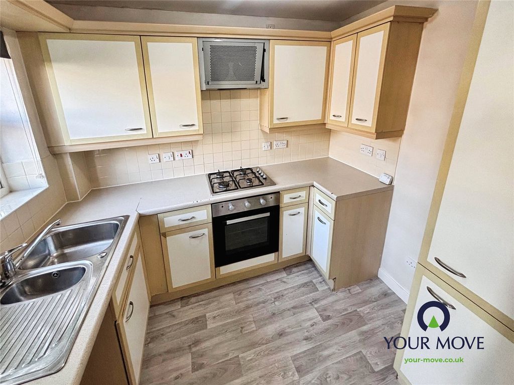 Property photo 3 of 10 Kitchen