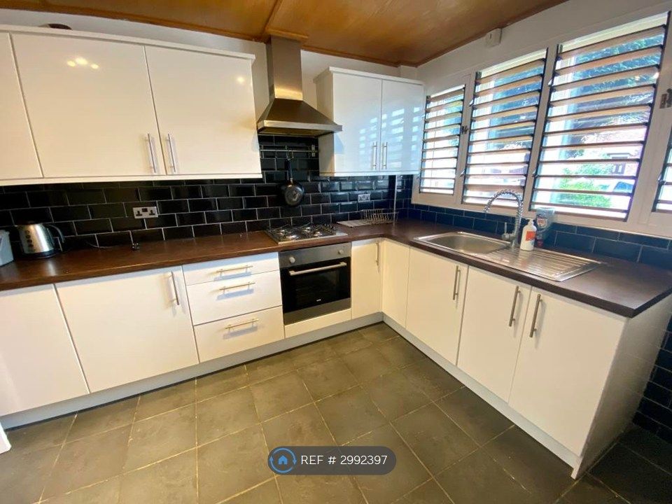 Property photo 2 of 10 Kitchen