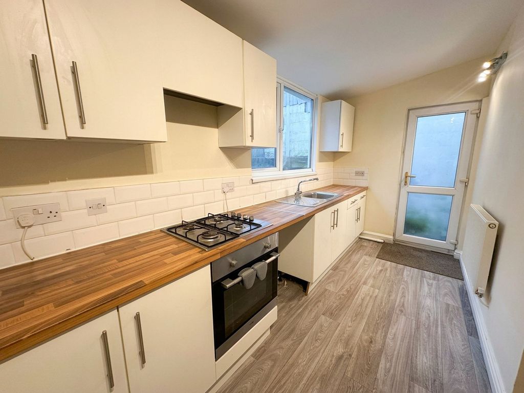 Property photo 3 of 11 Kitchen