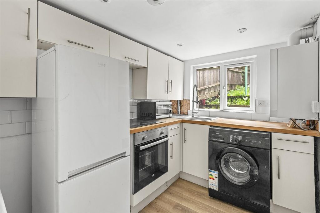 Property photo 2 of 13 64 Temple End, Hp13 5Ds-10.Jpg