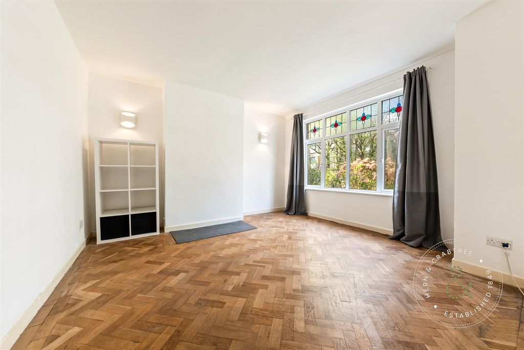 Property photo 3 of 33 King-George-V-Drive-East-16.Jpg