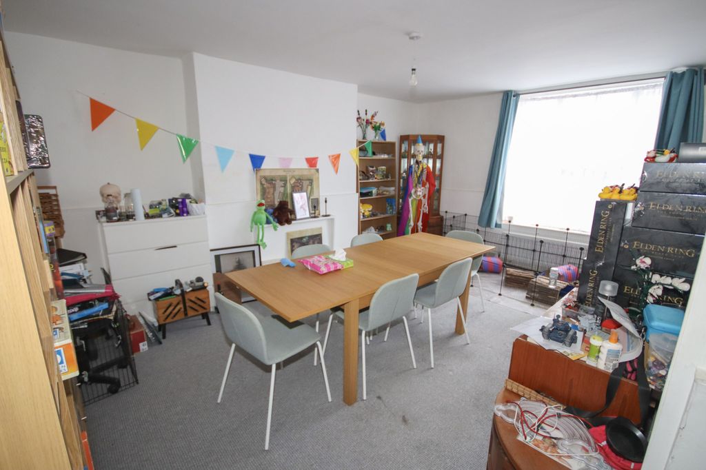 Property photo 3 of 11 Dining Room