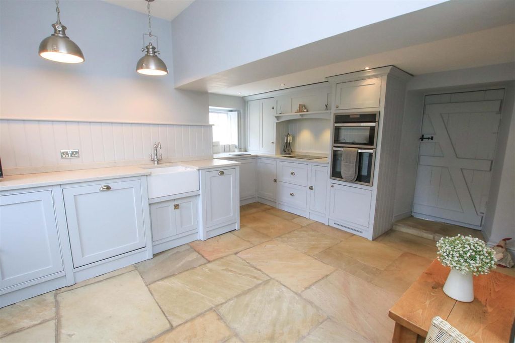 Property photo 2 of 12 Bespoke Kitchen