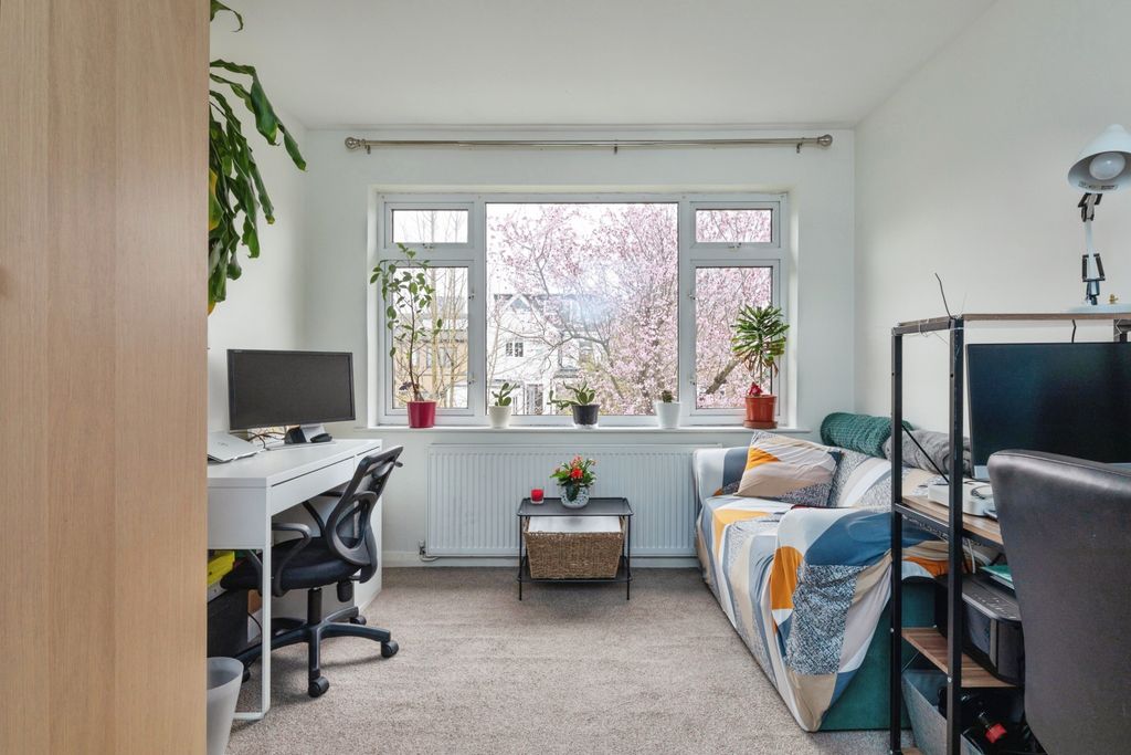 Property photo 1 of 20 Lounge