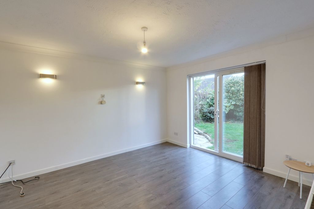 Property photo 3 of 11 Lounge 3