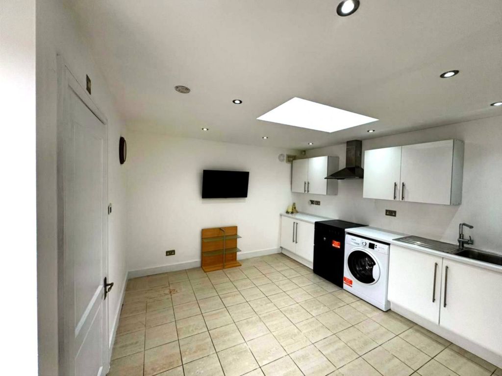 Property photo 1 of 6 Studio To Rent Mapleleafe Gardens, Ilford Ig6