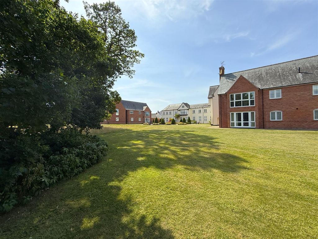 Property photo 2 of 18 Communal Gardens B.Jpg