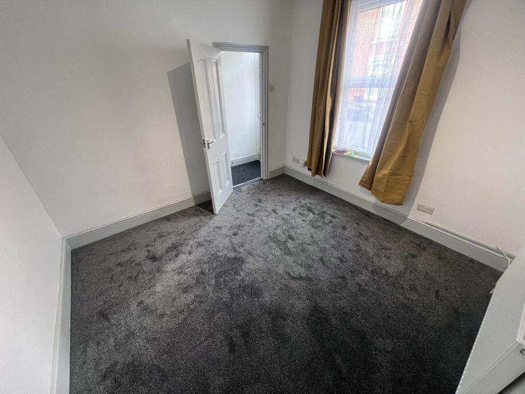 Property photo 2 of 5 Bedroom