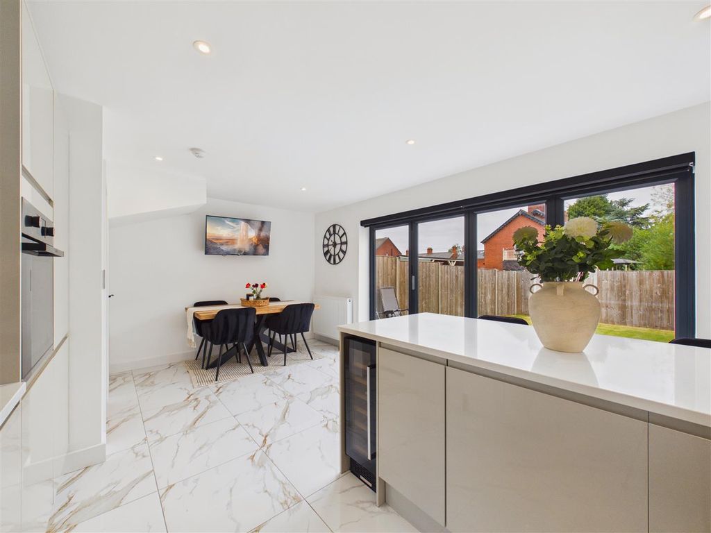 Property photo 2 of 18 Dining Kitchen