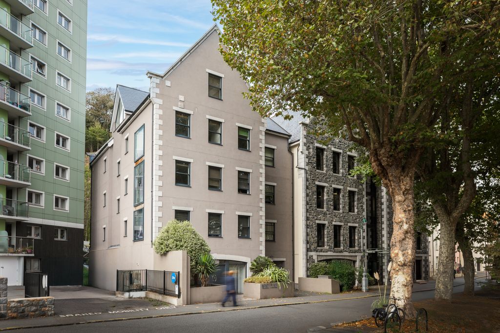 Property photo 1 of 20