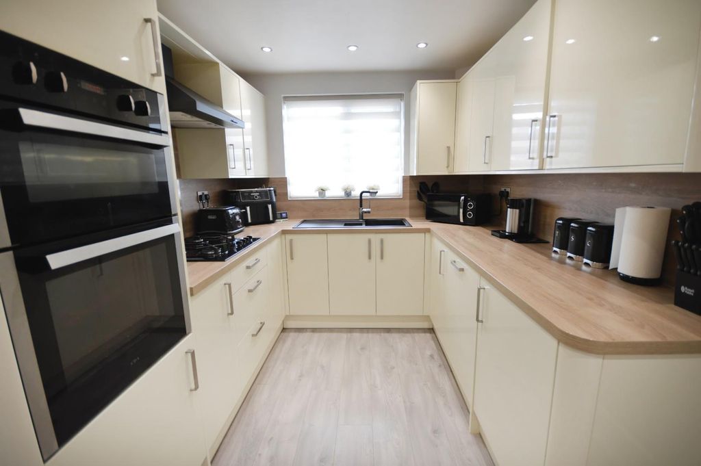 Property photo 3 of 29 Kitchen