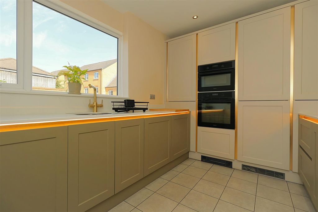 Property photo 3 of 22 Kitchen