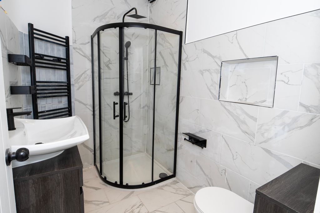 Property photo 2 of 20 Main Bathroom