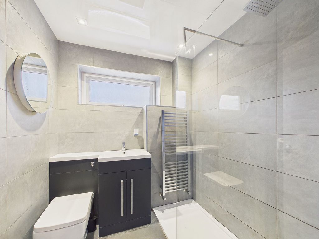 Property photo 3 of 11 Bathroom