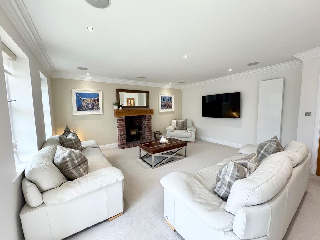 Property photo 3 of 42 Lounge