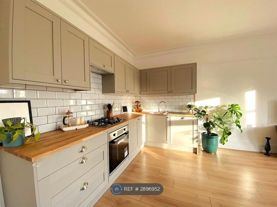 Property photo 3 of 12 Brand New Howdens Kitchen With Dishwasher.