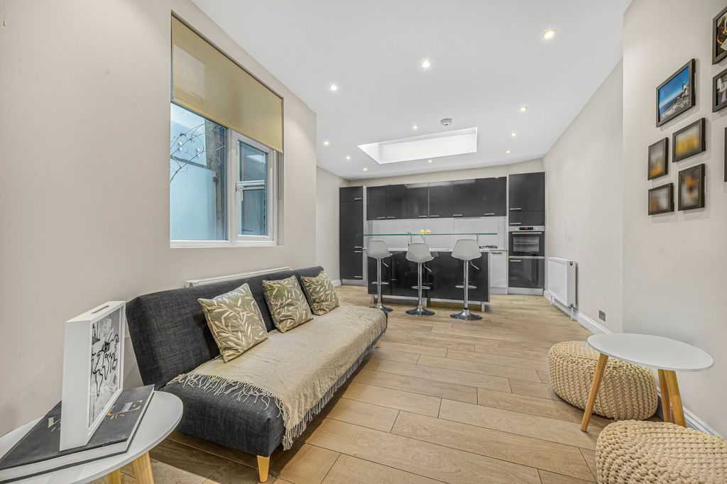 Property photo 2 of 8 Picture No. 18