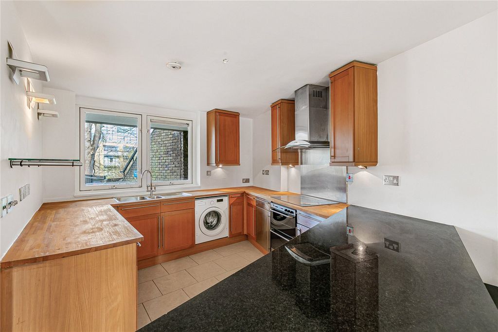 Property photo 3 of 20 Reception/Kitchen