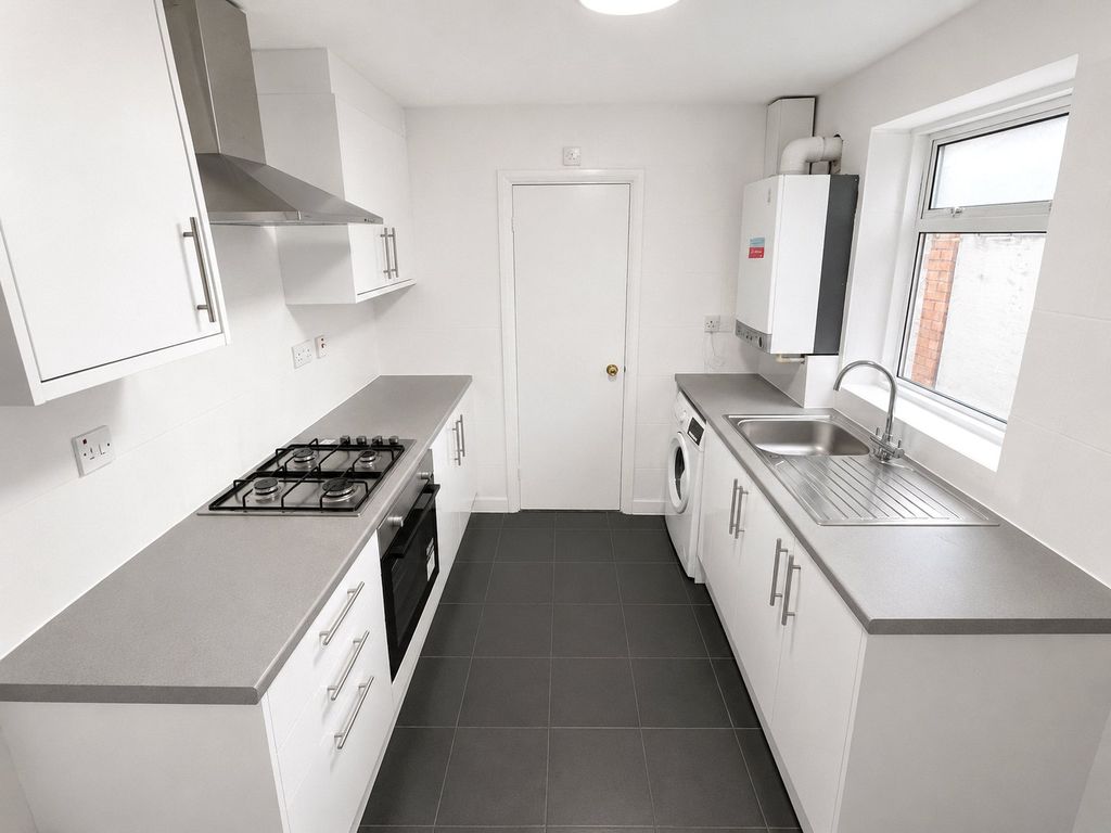 Property photo 3 of 9 Kitchen