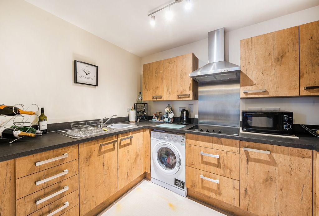 Property photo 2 of 11 1409397-7-698De6F...