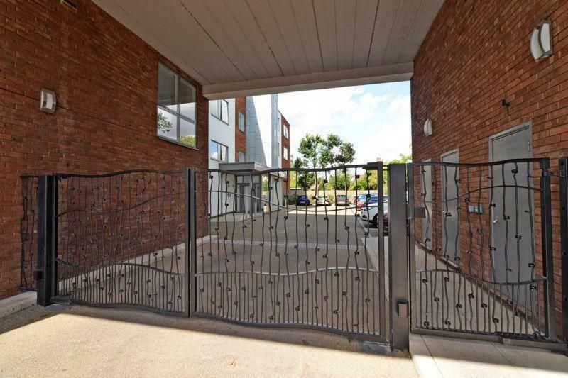 Property photo 3 of 15 Hampton Gate (1)