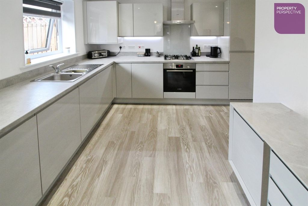 Property photo 3 of 12 Dining Kitchen