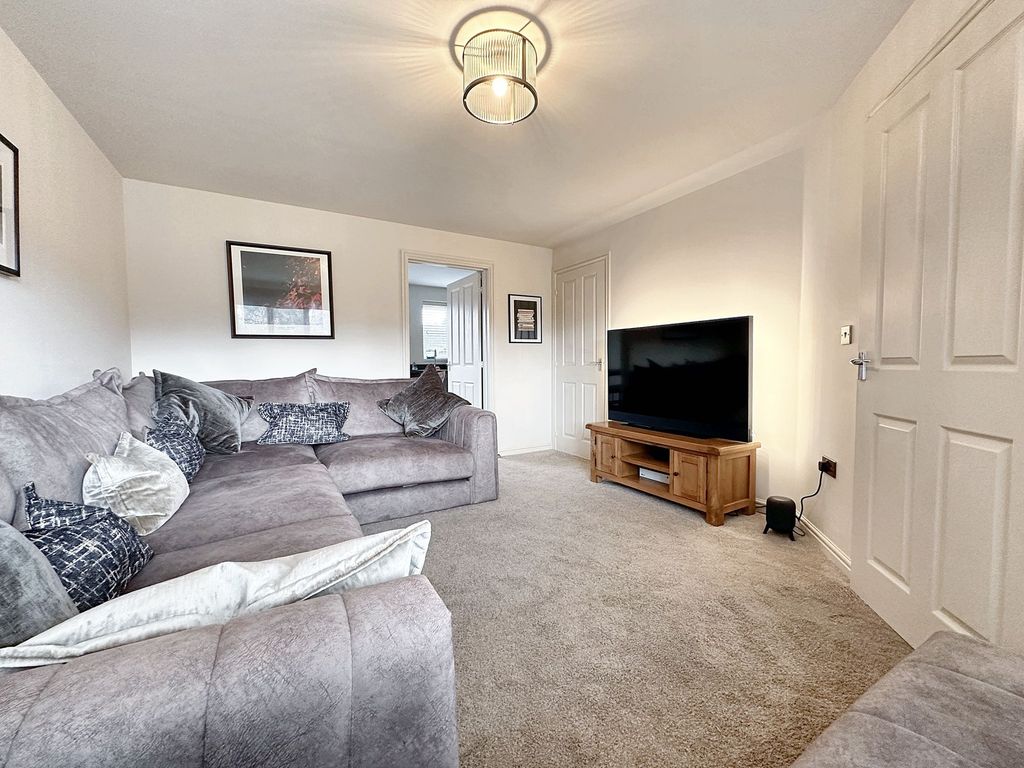 Property photo 3 of 13 Lounge