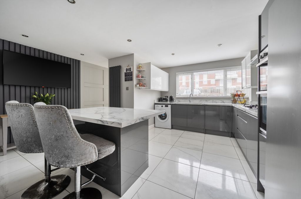 Property photo 3 of 15 1401260-4-696E261...