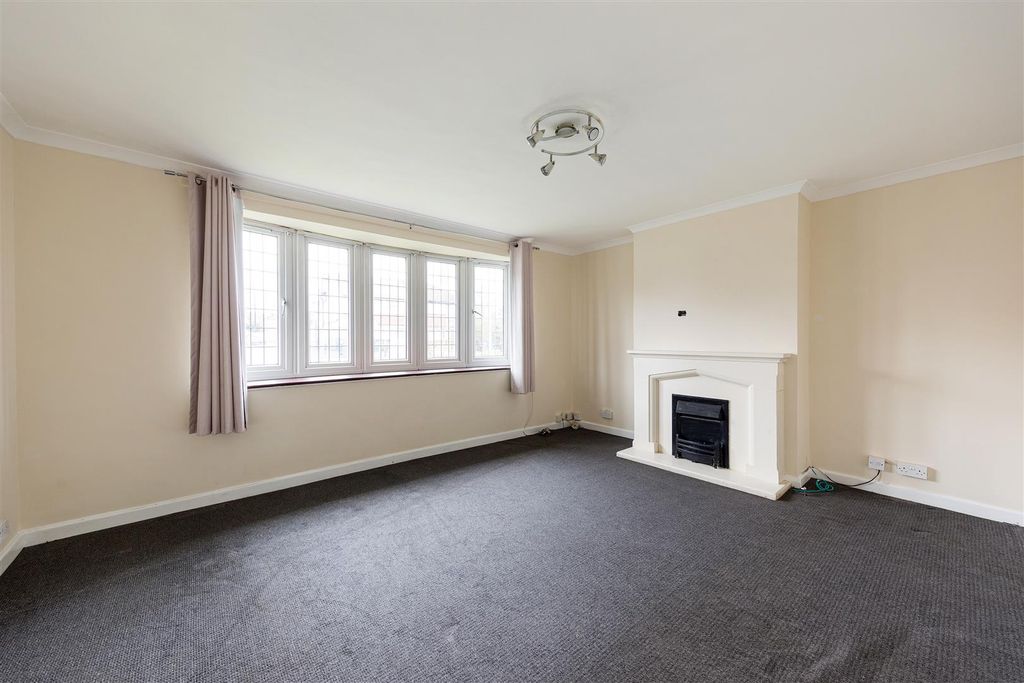 Property photo 2 of 22 Fencepiece Road, Ig6