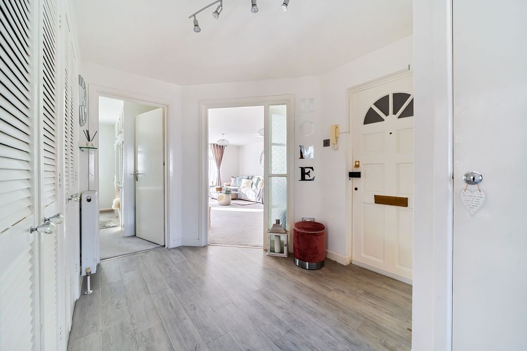 Property photo 1 of 11 Entrance Hall